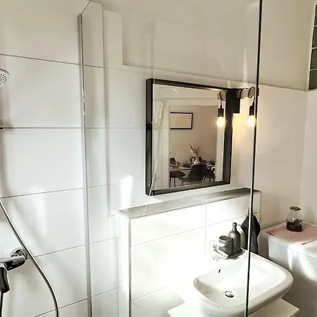 Spacestays Designer Netflix Wifi Playstation 4 Balkon Essen