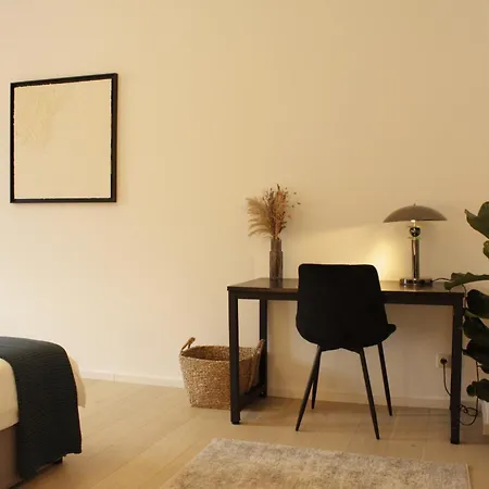 Spacestays Designer Netflix Wifi Playstation 4 Balkon Essen